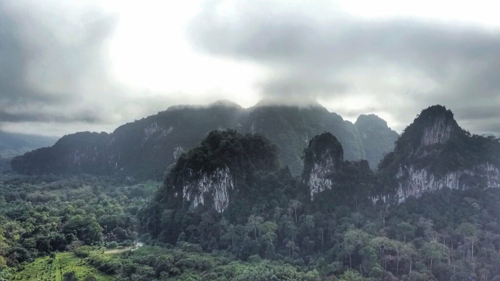 drone khao sok montagne