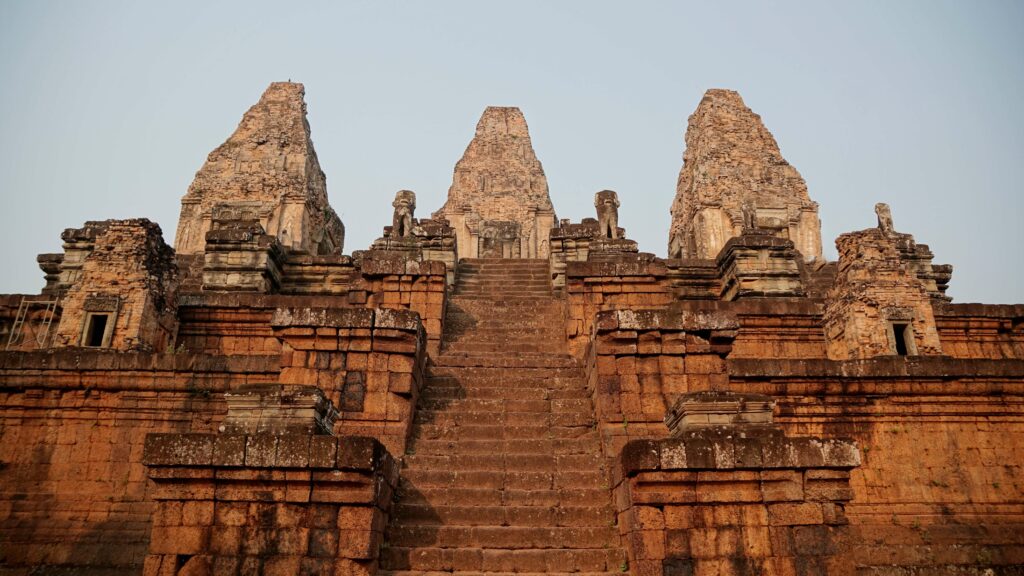 TEMPLE MARCHES ANGKOR